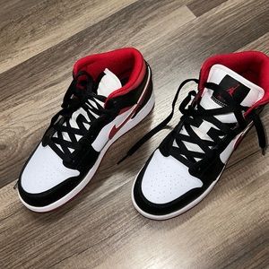 Jordan 1 Mid Gym red